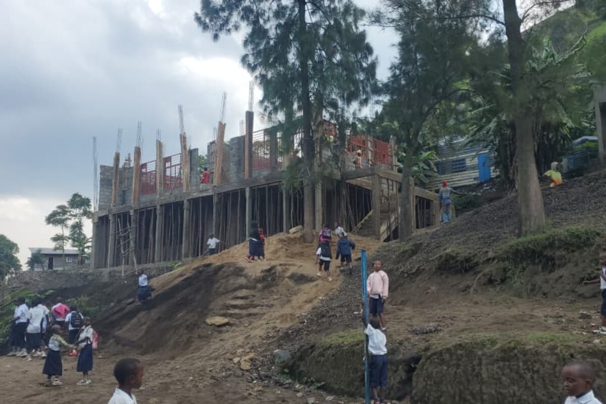 Inizio costruzione Scuola Secondaria - Costruisci un sorriso